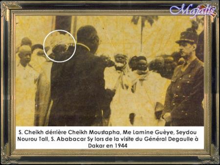 serigne cheikh derriere cheikh moustapha , lamine gueye, seydou nourou tall , serigne ababacar sy lors de la visite du general degaulle à dakar