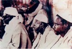 priere dirigee par serigne abdou ahad derrierlui serigne abdou khadr et serigne saliuo
